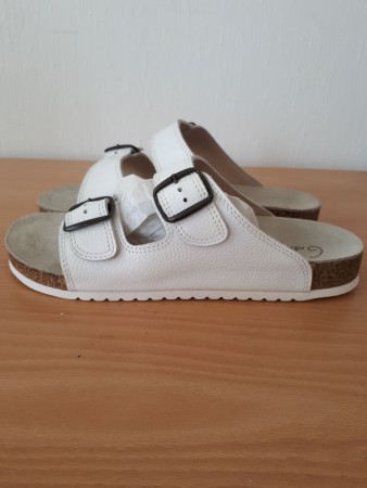 Sandal i hvit med supergod støtdempende såle