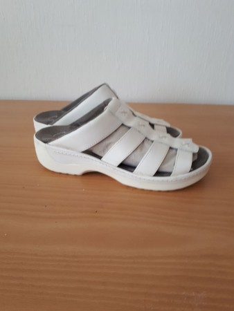 Hvite clogs med dempesåle.